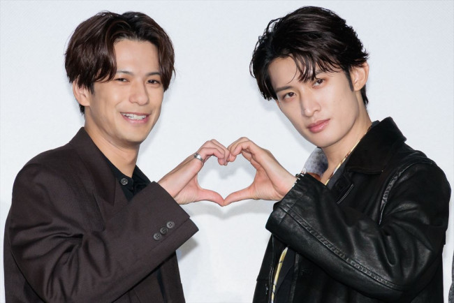 映画『（LOVE SONG）』 公開記念舞台あいさつに登壇した（左から）森崎ウィン、向井康二