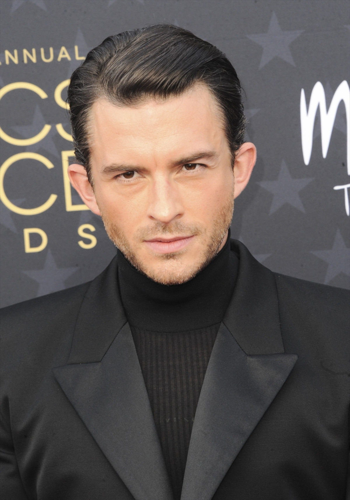 People誌「2025年最もセクシーな男性」はジョナサン・ベイリー！　同性愛を公表する人物として初の受賞