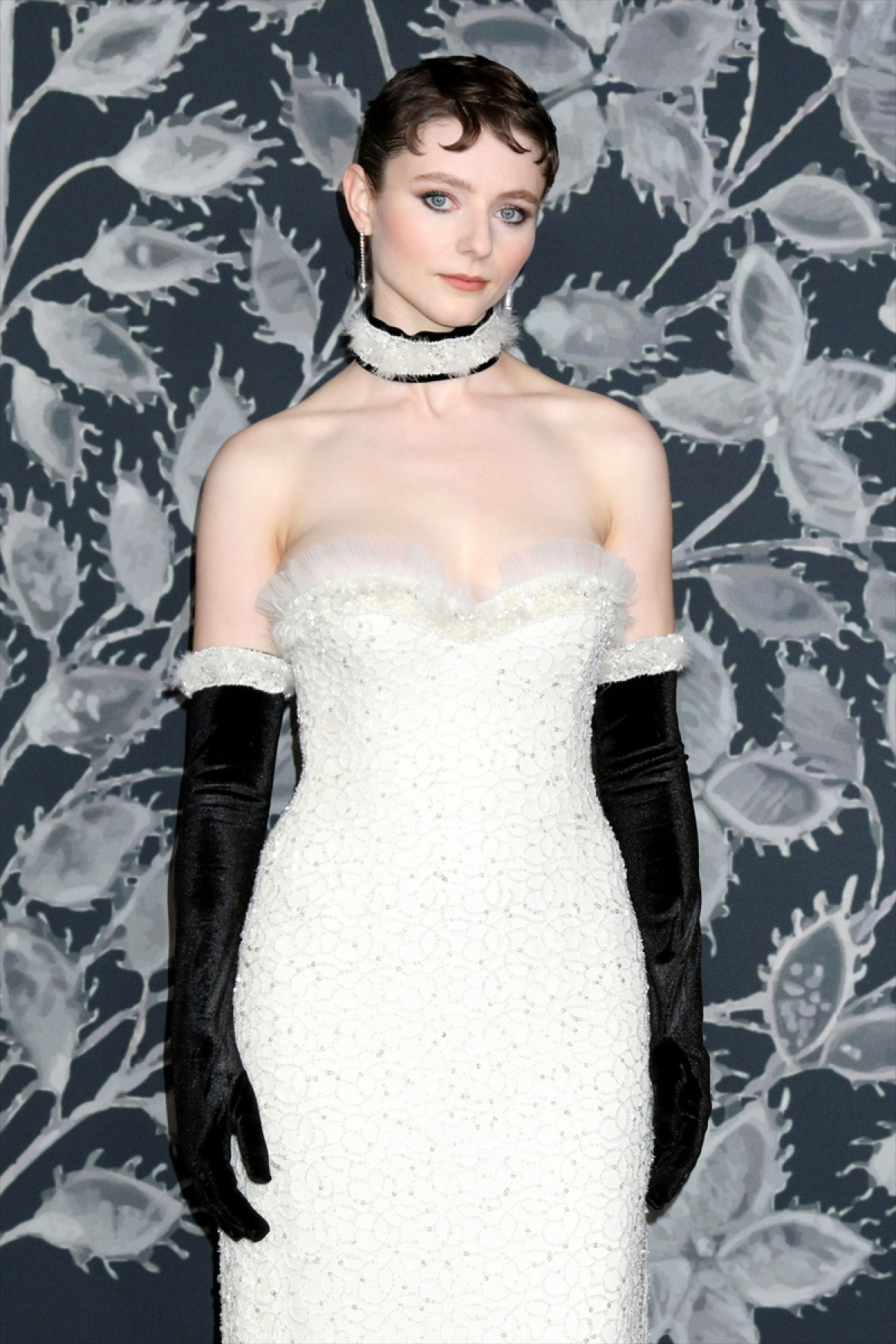 オードリー・ヘプバーン役に決定の俳優、プレミアで輝くドレス姿