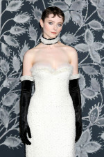 トーマシン・マッケンジー、新作プレミアで輝くドレス姿