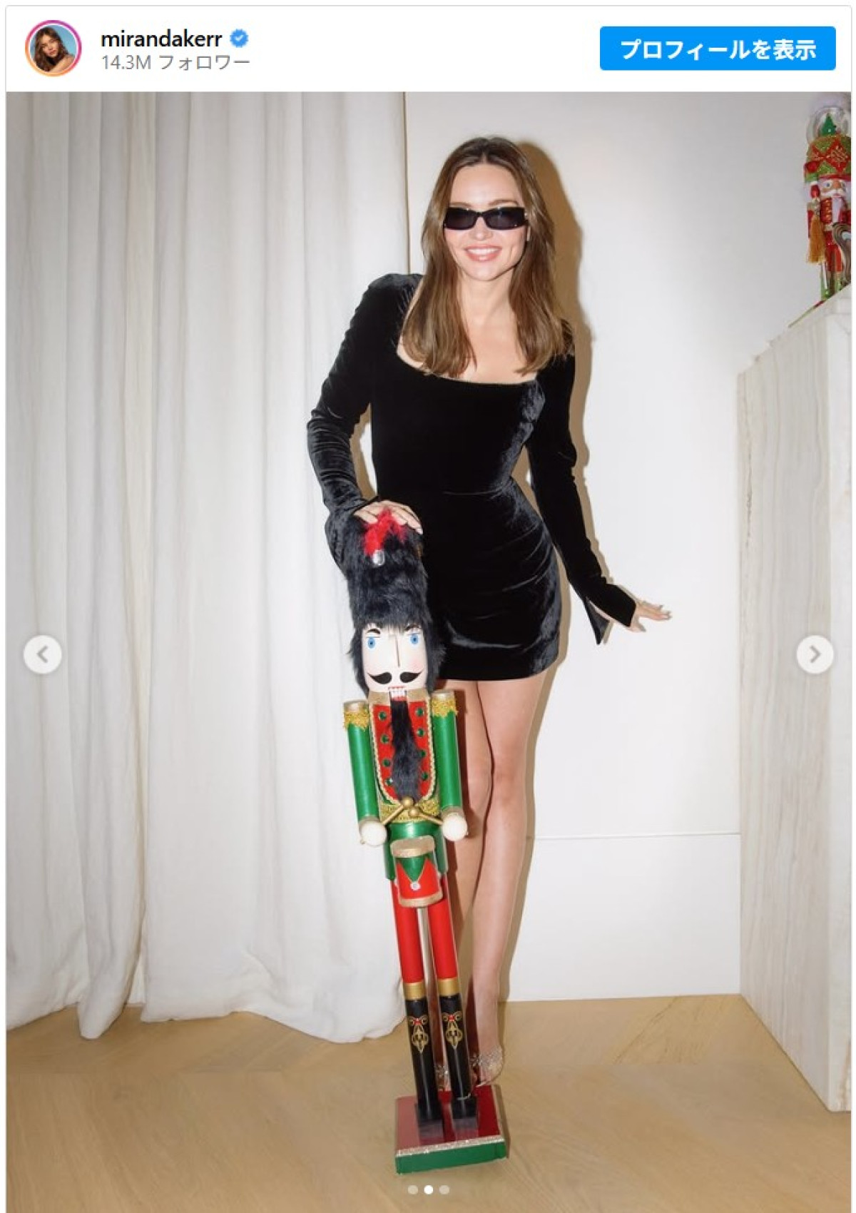 ミランダ・カー、ミニドレスでクリスマスムード全開　元夫も「いいね！」