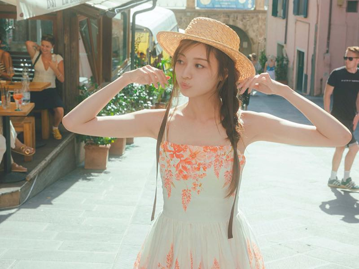 乃木坂46・梅澤美波、鮮やかなオレンジワンピ姿で街ブラ「大好きな街に