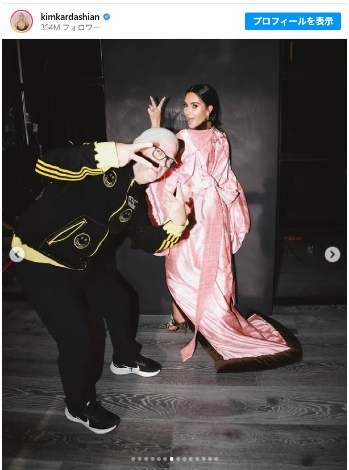キム・カーダシアンが着物風ドレスを披露　6年前に文化の盗用で批判も