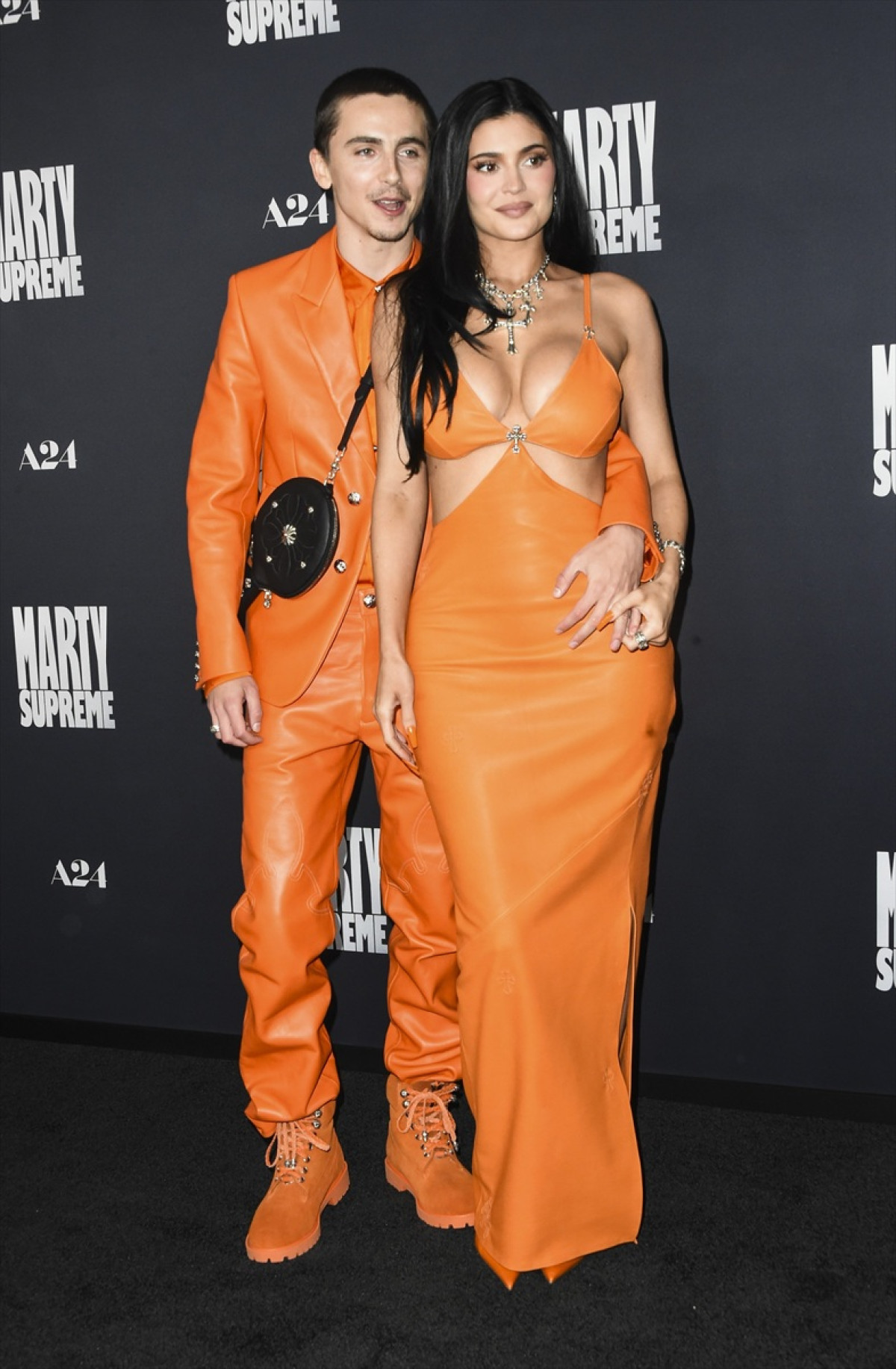 ラブラブ！ ティモシー・シャラメ＆カイリー・ジェンナー、鮮やかオレンジのペアルックで登場