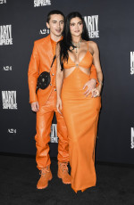 ティモシー・シャラメ＆カイリー・ジェンナー、『マーティ・シュプリーム 世界をつかめ』LAプレミアにペアルックで登場