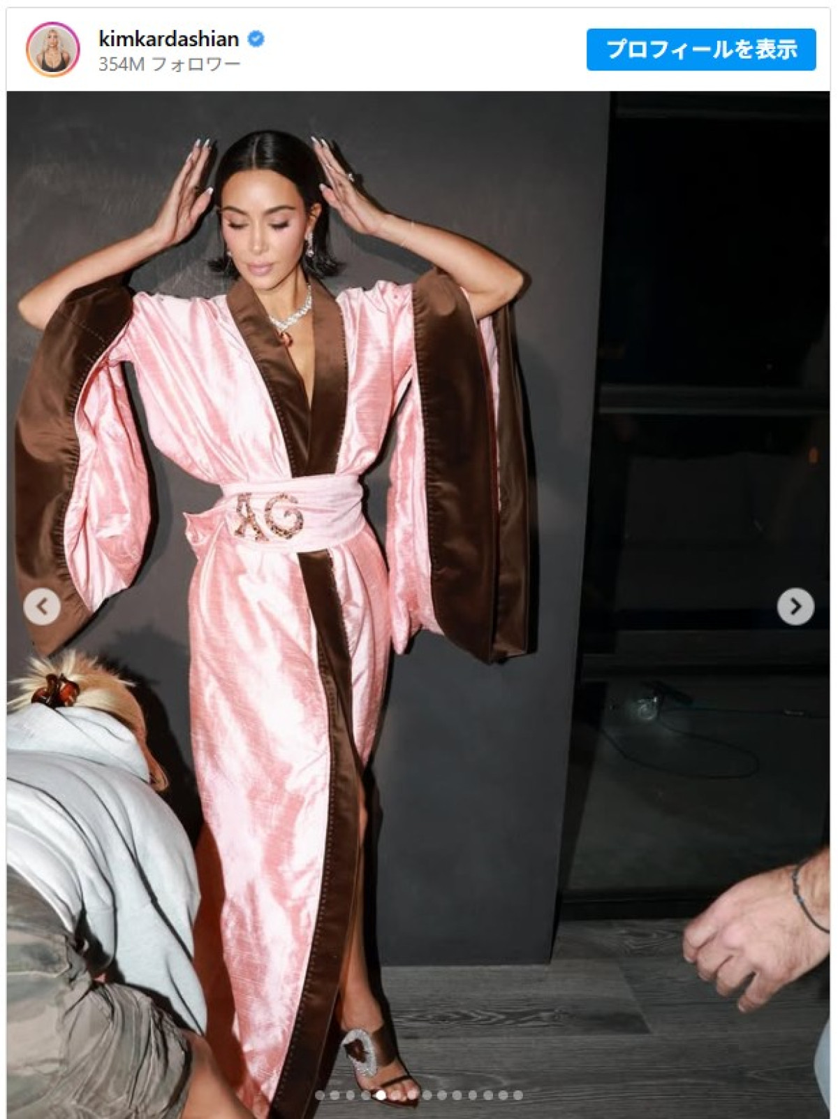 キム・カーダシアンが着物風ドレスを披露　6年前に文化の盗用で批判も