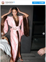 着物風ドレスを披露　※「キム・カーダシアン」インスタグラム