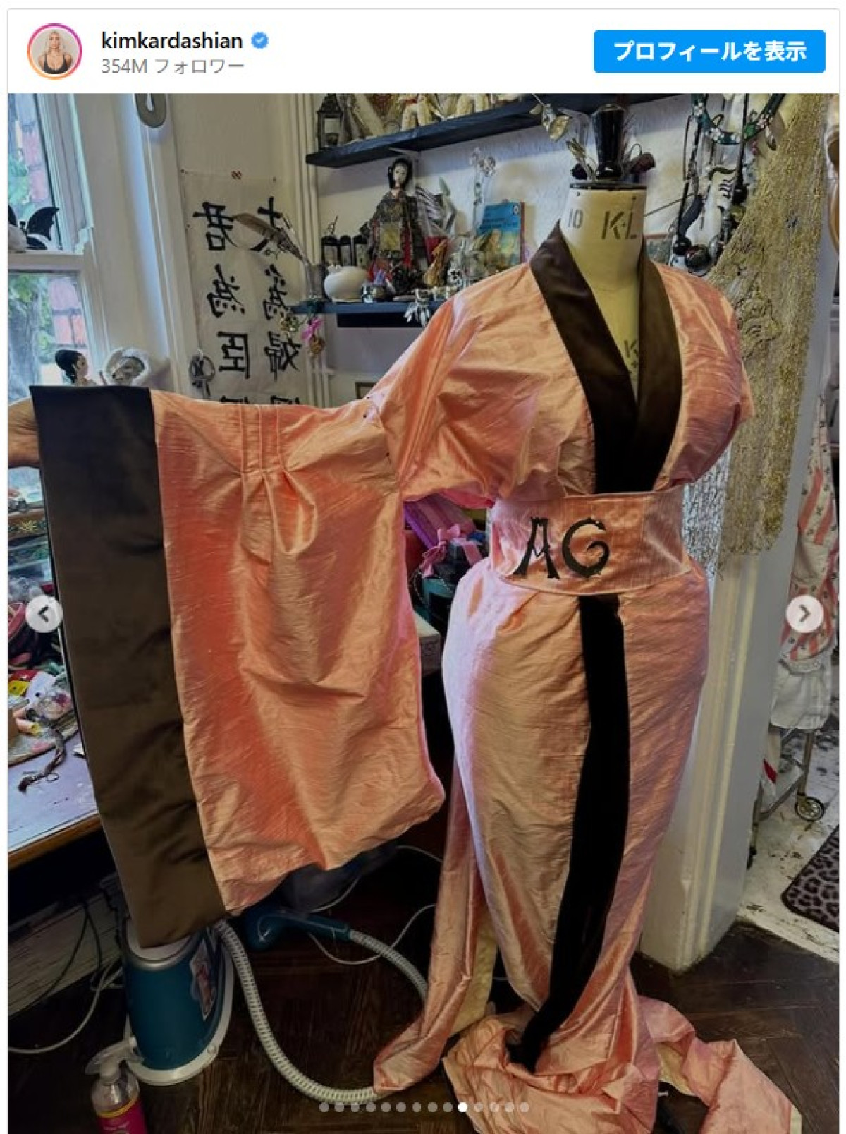 キム・カーダシアンが着物風ドレスを披露　6年前に文化の盗用で批判も