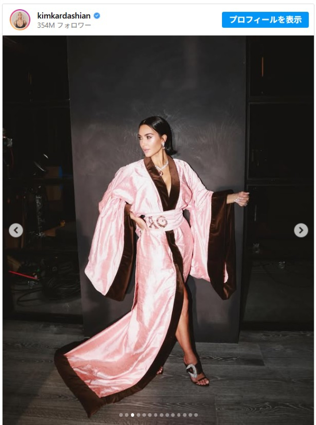 着物風ドレスを披露　※「キム・カーダシアン」インスタグラム