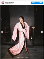 着物風ドレスを披露　※「キム・カーダシアン」インスタグラム
