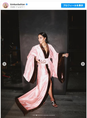 着物風ドレスを披露　※「キム・カーダシアン」インスタグラム