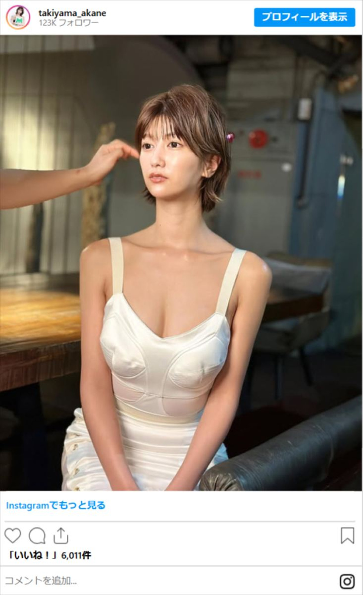 171cm“人気ABEMAアナウンサー”、ニット×ミニスカ姿が「スタイル抜群」「最高」と絶賛の声