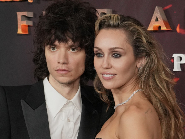 マイリー・サイラスが6歳年下のドラマー恋人と婚約！