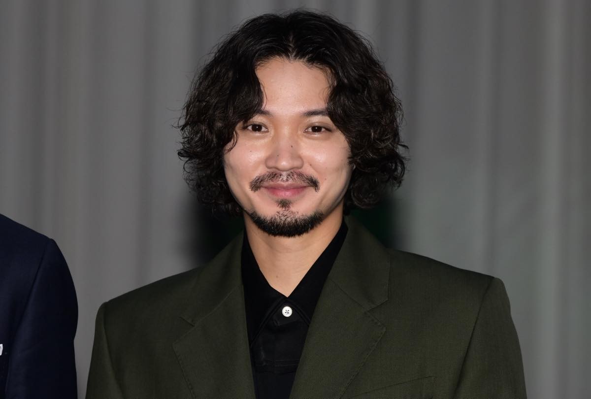 広瀬すず、白ドレスで街中に登場　“食いしん坊ぶり”を明かされる「おいしいんですもん」