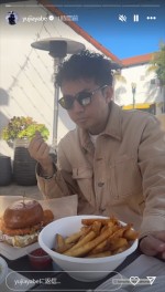 綾部祐二、近影　※「綾部祐二（ピース）」インスタグラム
