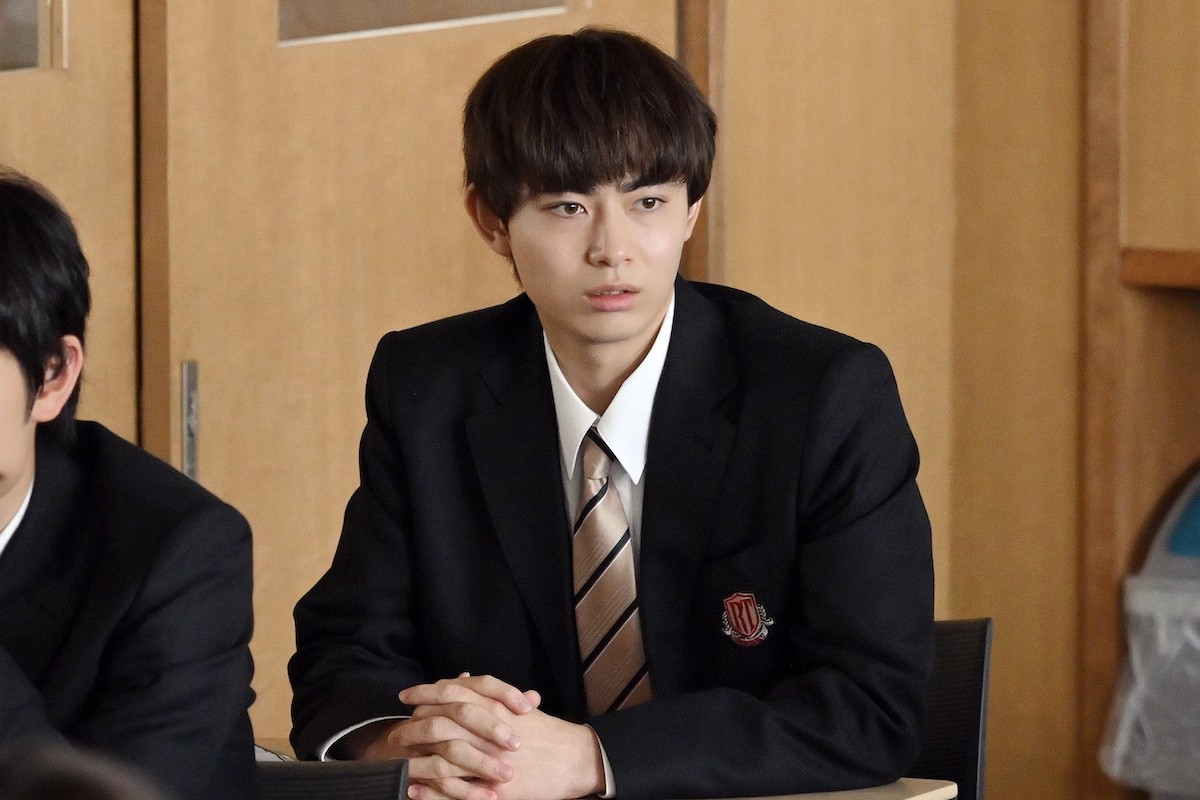 『御上先生』第2話　“御上”松坂桃李、“神崎”奥平大兼による不倫記事について生徒たちに討論させる