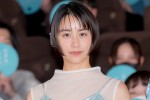 山本美月、映画『大きな玉ねぎの下で』完成披露舞台挨拶に登場