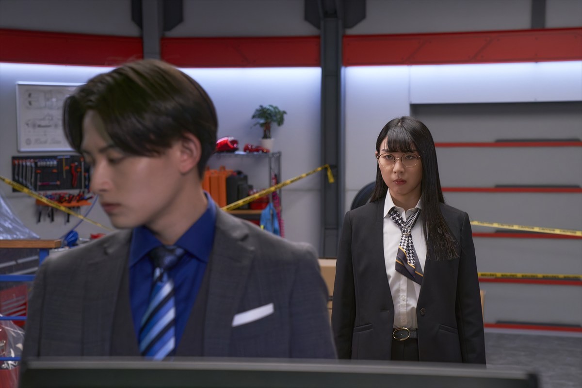 『爆上戦隊ブンブンジャー』第45話「地球の敵」、ディスレースが復活し「ブンブンジャーは地球の敵だ！」と街の人たちを扇動する