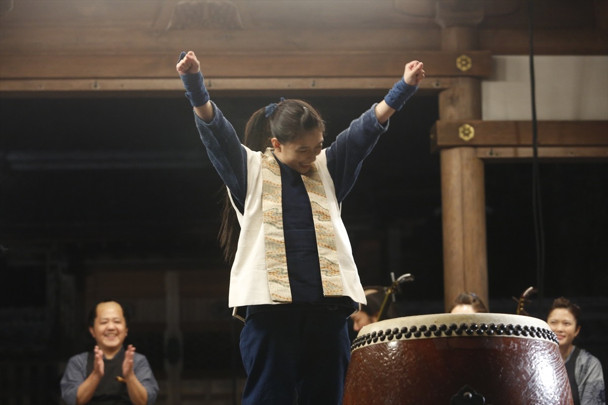 芳根京子、和太鼓演奏初挑戦　松坂桃李も「すごい！」と絶賛する『雪の花』場面写真解禁