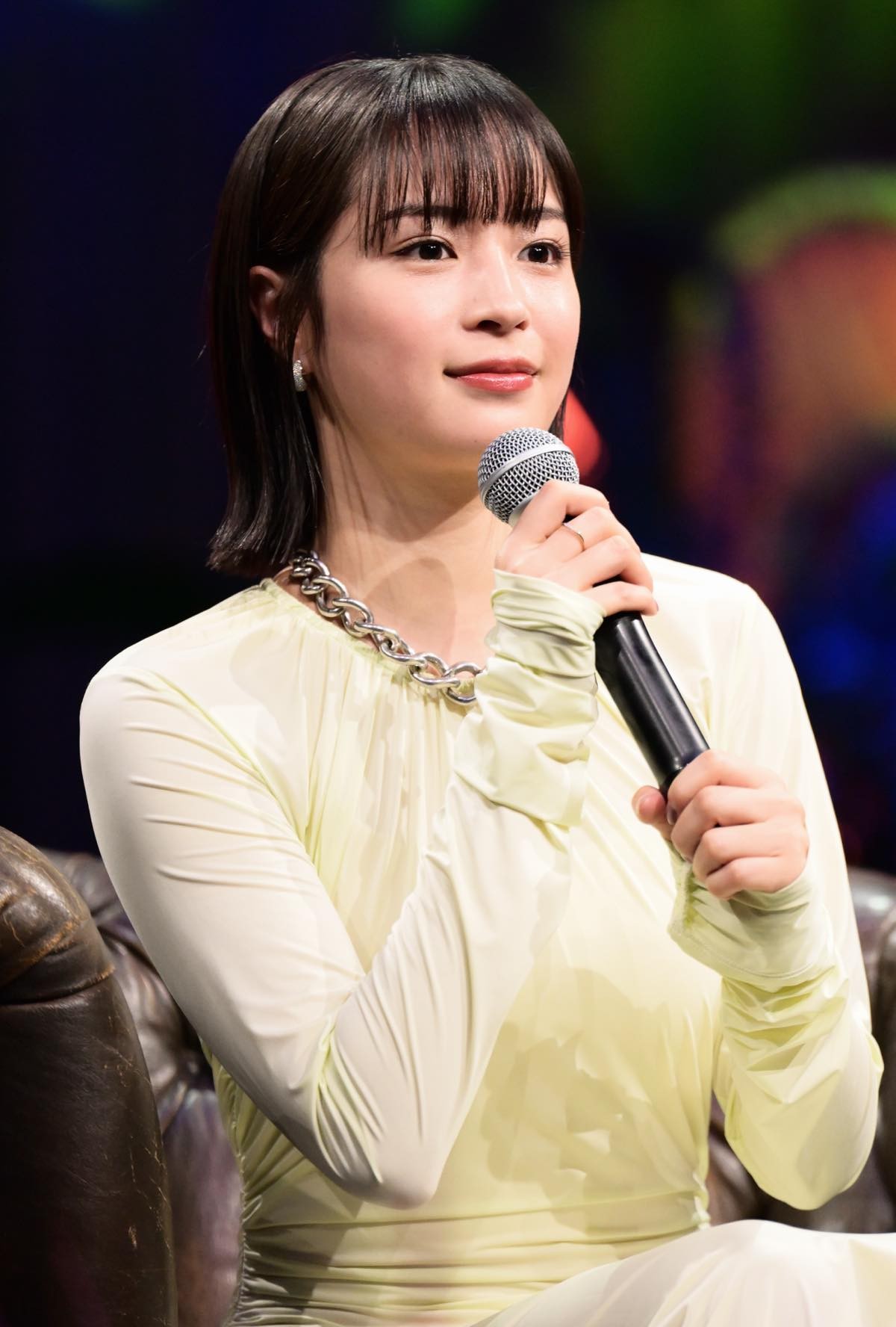 広瀬すず、白ドレスで街中に登場　“食いしん坊ぶり”を明かされる「おいしいんですもん」