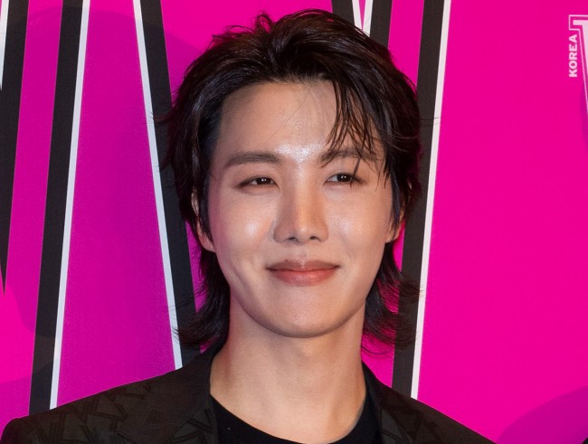 BTS J-HOPEの“歯”にファンびっくり！ 「おしゃれがすぎる」「レベルたけぇ」