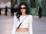 シャネルの2025年春夏オートクチュールコレクションに来場したカイリー・ジェンナー