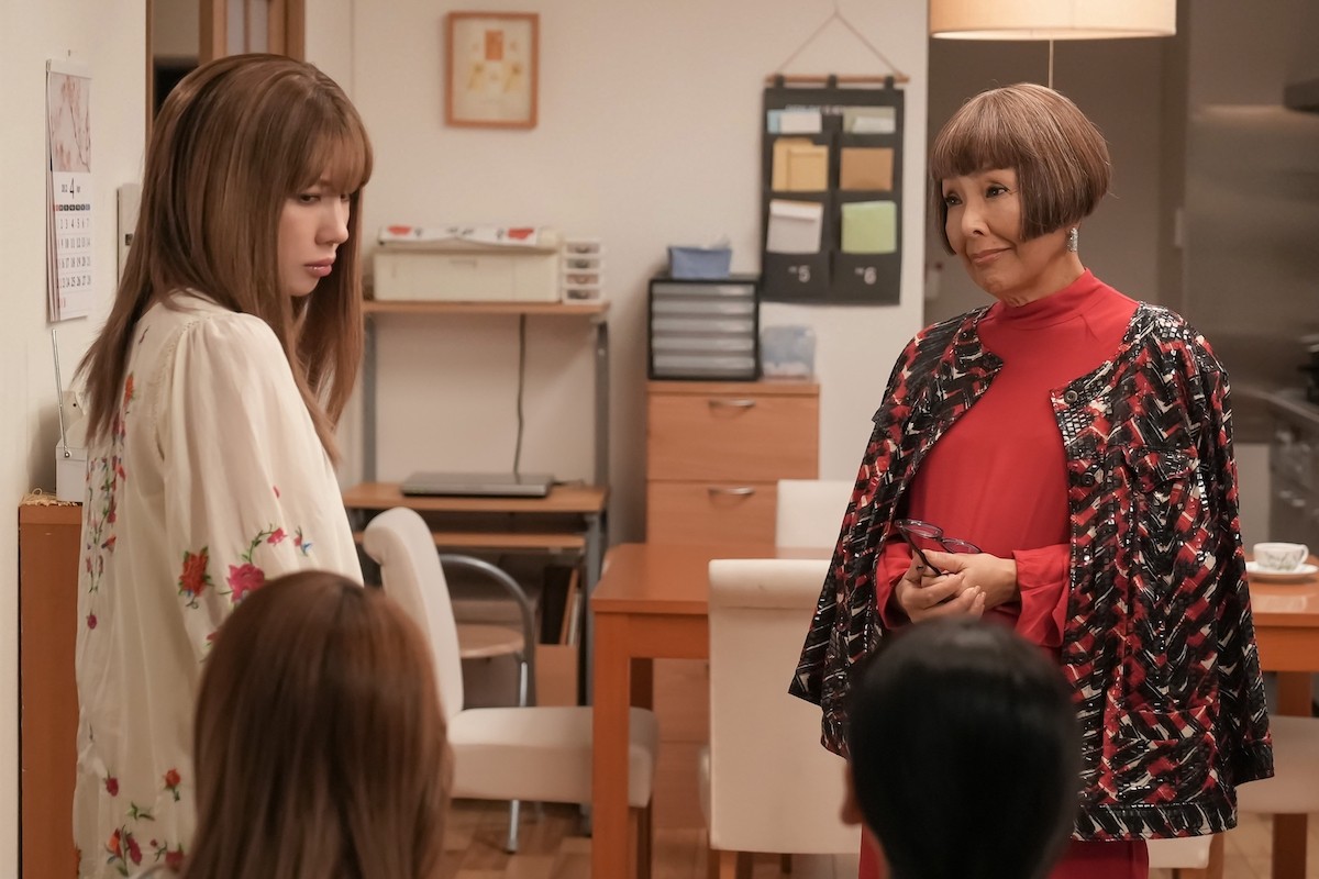 明日の『おむすび』“歩”仲里依紗、“チャンミカ”松井玲奈から彼氏の裏切りを告げられる