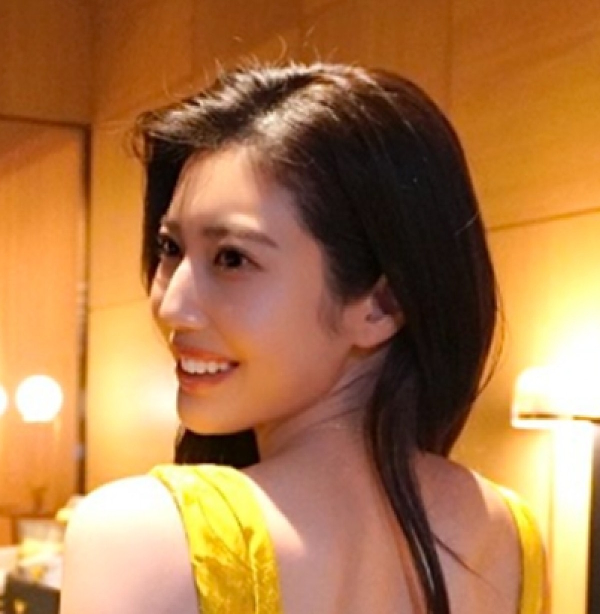 “令和の峰不二子”阿部なつき25歳、背中ざっくり“ドレス姿”に衝撃　「私が爆美女です」と投稿