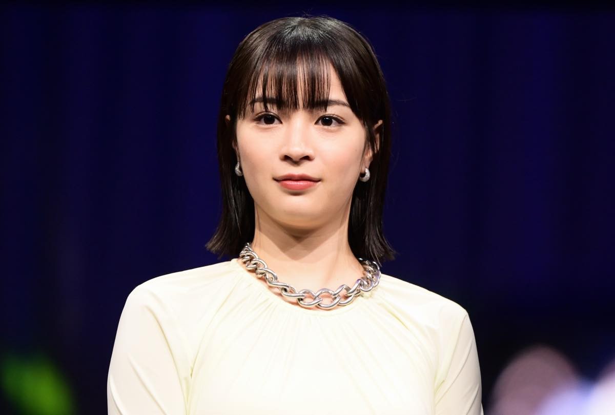 広瀬すず、白ドレスで街中に登場　“食いしん坊ぶり”を明かされる「おいしいんですもん」