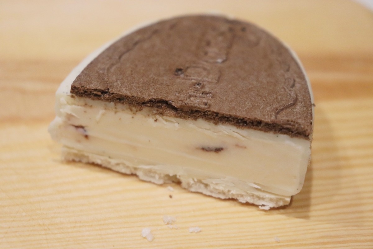 ハーゲンダッツ「ホワイト＆ブラック〜バニラチョコファッジ〜」20250131