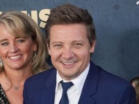 ジェレミー・レナー、事故から2年をお祝い