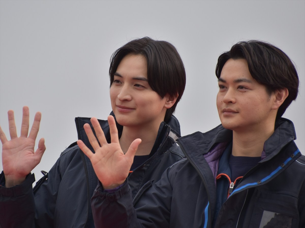 清野菜名、瀬戸康史、佐藤浩市らが消防局の出初式にサプライズ登場！　ドラマ『１１９エマージェンシーコール』をアピール
