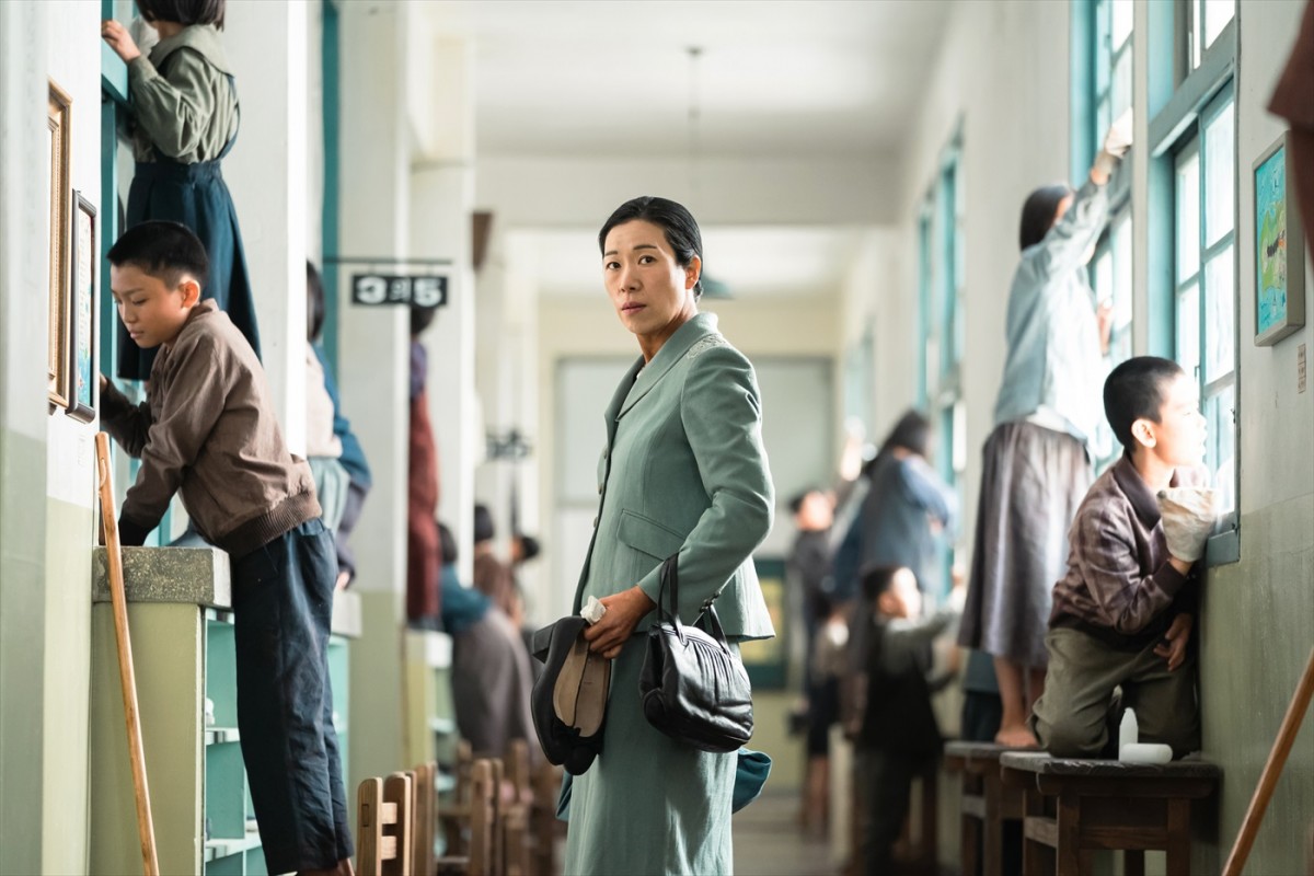 IU×パク・ボゴム初共演！　Netflixドラマ『おつかれさま』本予告＆場面写真解禁