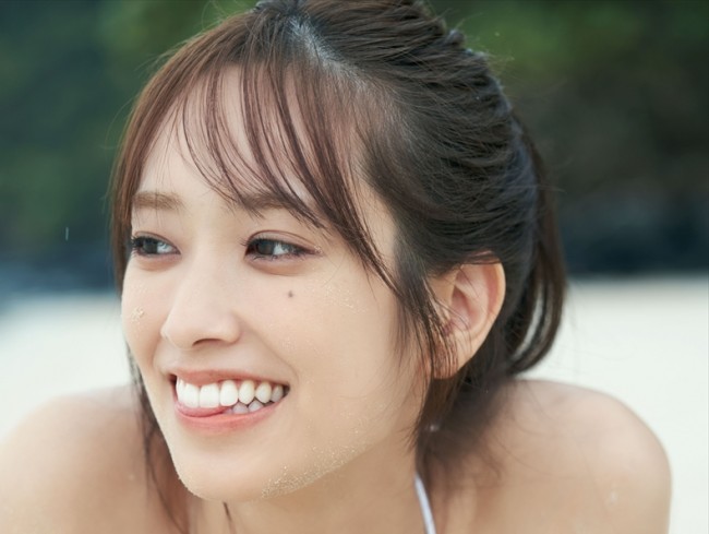 日向坂46・佐々木久美 1st写真集『めくる日々』より