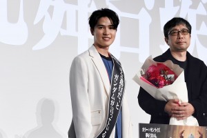 『機動戦士Gundam GQuuuuuuX ‐Beginning‐』の大ヒット御礼舞台あいさつに登壇した土屋神葉と鶴巻和哉