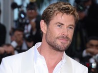 クリス・ヘムズワースが子ども達のスキースキルを披露　自分には才能がないと感じる