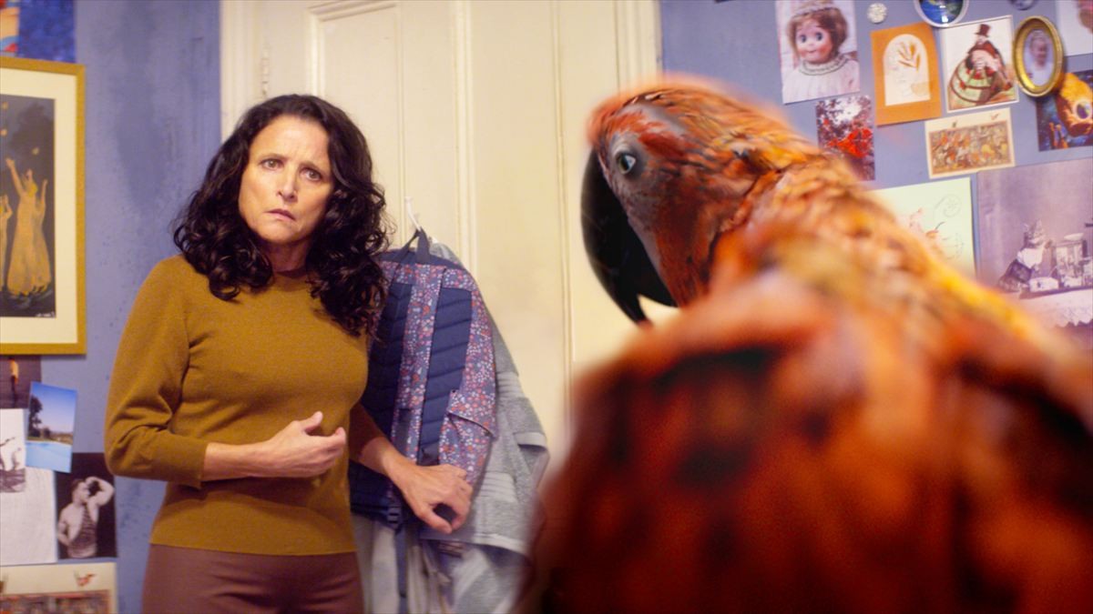 A24『終わりの鳥』世にも奇妙な鳥“デス”が余命わずかな少女のもとに――新場面写真公開