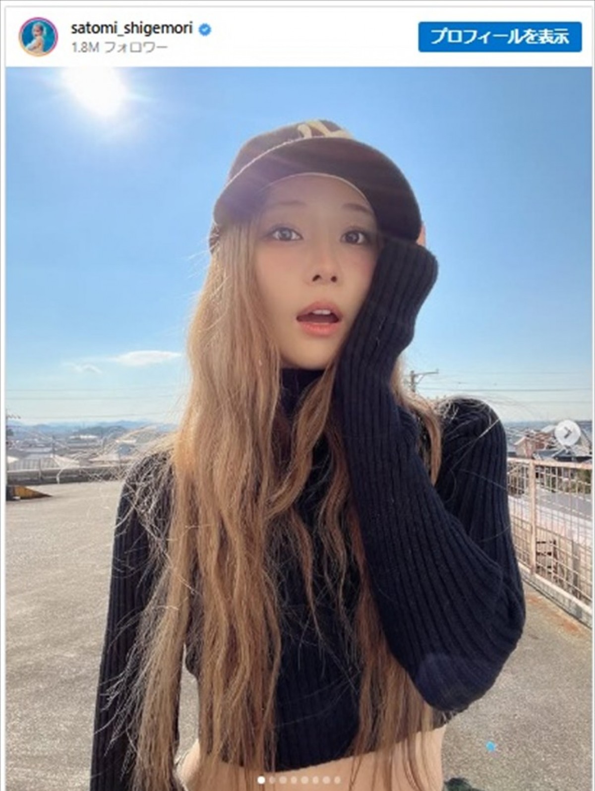 重盛さと美、へそ出しコーデの近影が美しい ※「重盛さと美」インスタグラム