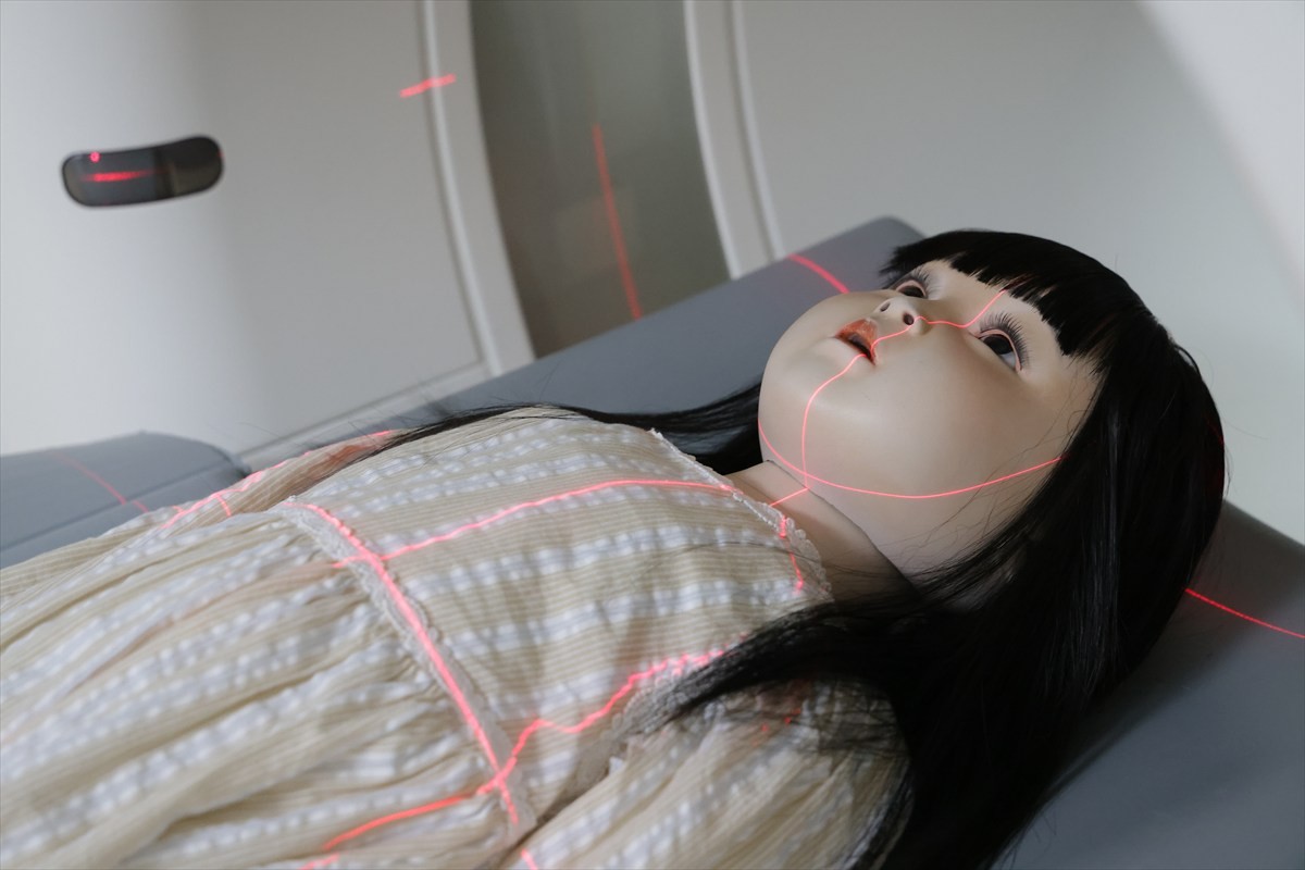 長澤まさみ＆瀬戸康史、人形をベビーカーに乗せてほほえむ　『ドールハウス』ゾクゾクが止まらない…場面写真13点一挙解禁