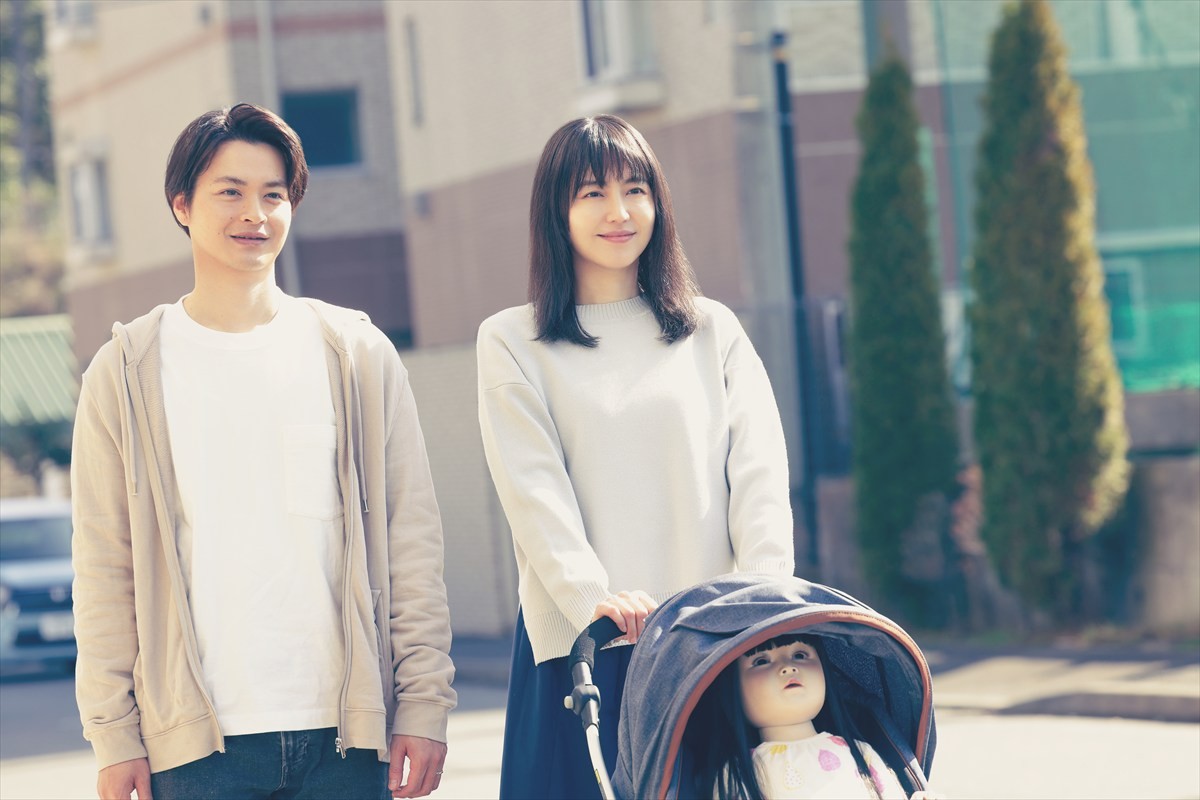 長澤まさみ＆瀬戸康史、人形をベビーカーに乗せてほほえむ　『ドールハウス』ゾクゾクが止まらない…場面写真13点一挙解禁