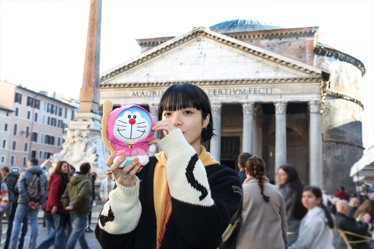 あいみょん、『映画ドラえもん のび太の絵世界物語』のモデルになったイタリアに降臨！　ドラえもんとローマを満喫