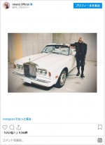 ローランドと愛車のロールスロイス コーニッシュⅡ ※「ローランド」インスタグラム