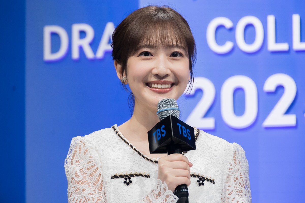 上白石萌歌「最近、人見知りをやめてみました」マイブームの“プロフィール帳”を共演者に手渡し