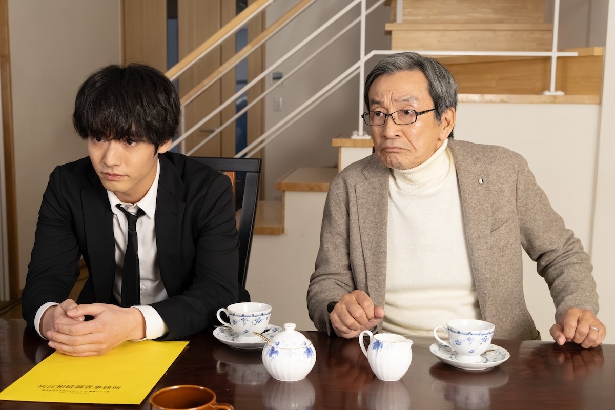 『相続探偵』第8話　“灰江”赤楚衛ニ、大学教授の隠し子の可能性がある青年“正樹”小林虎之介と対面