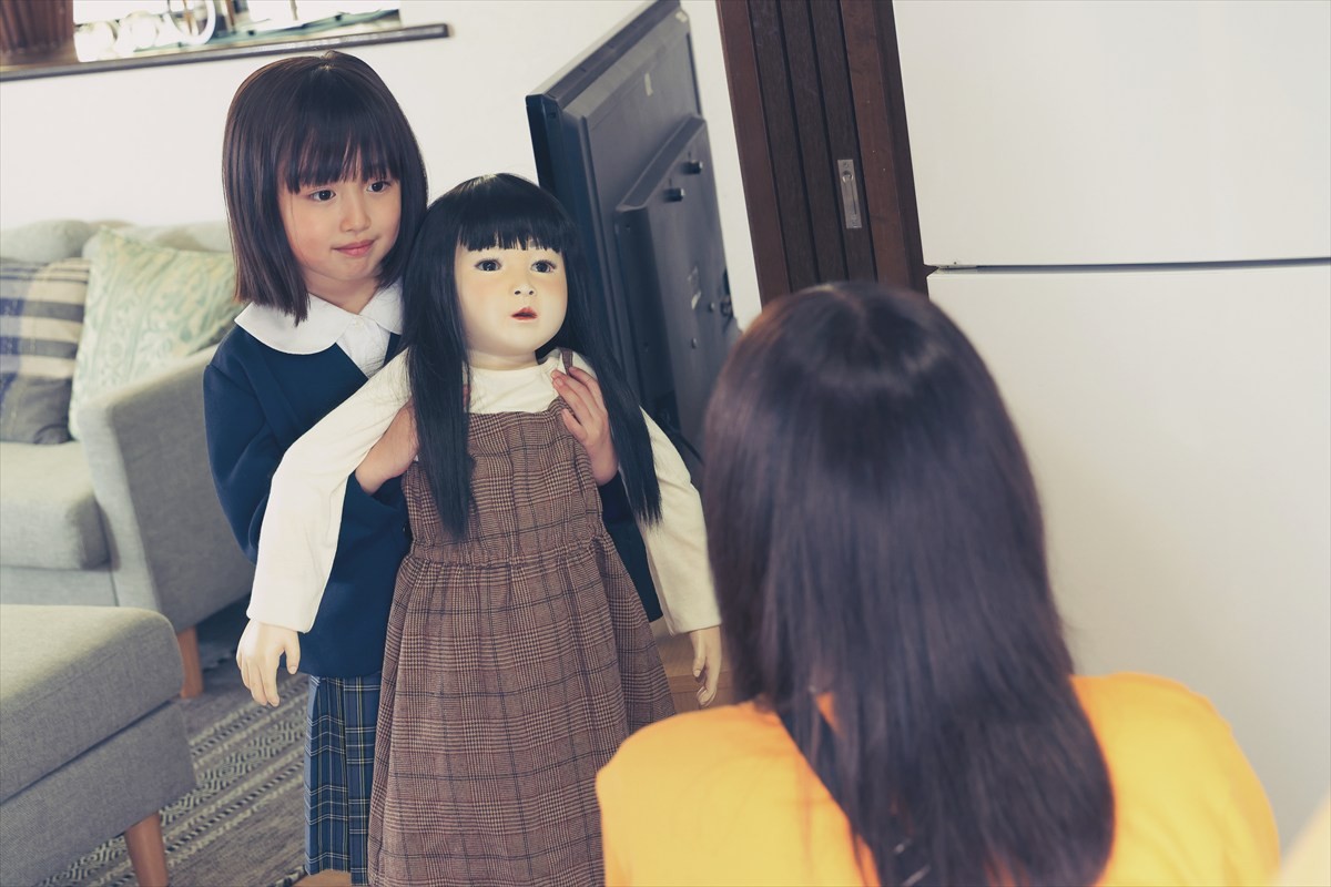 長澤まさみ＆瀬戸康史、人形をベビーカーに乗せてほほえむ　『ドールハウス』ゾクゾクが止まらない…場面写真13点一挙解禁