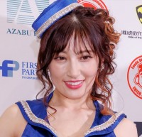 熊田曜子42歳、水着グラビアが「ナイス」「スタイル抜群」「全身美しい」　プールでポージング