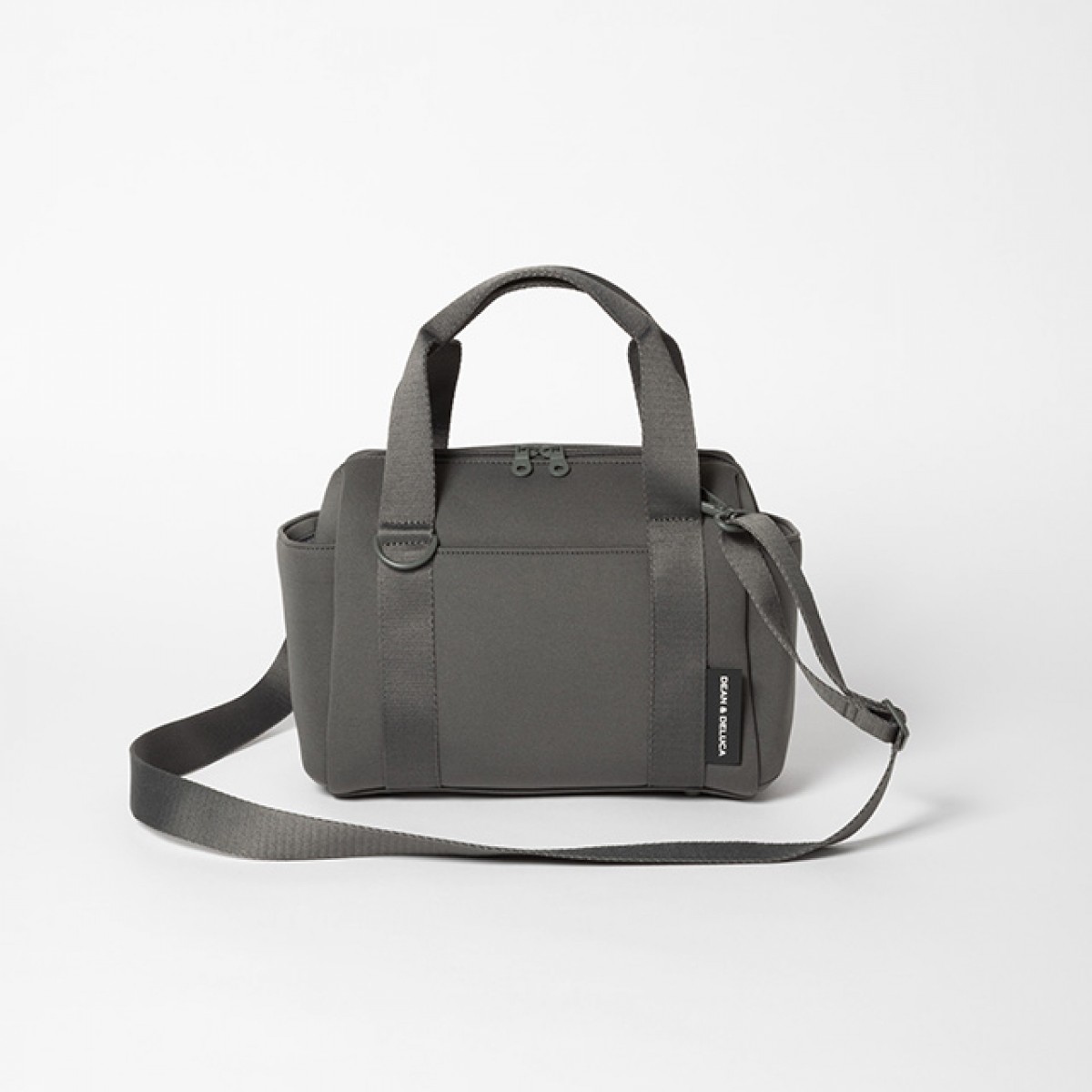 DEAN & DELUCA“初のドッググッズ”登場！　お散歩用の「ボストンバッグ」などラインナップ