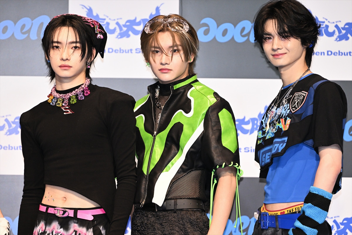 HYBE発のaoen、デビュー会見に7人で集合「一人一人違う輝きを持っている仲間」