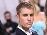 ジャスティン・ビーバー、コーチェラでマリファナ吸引か　隣には15歳の弟