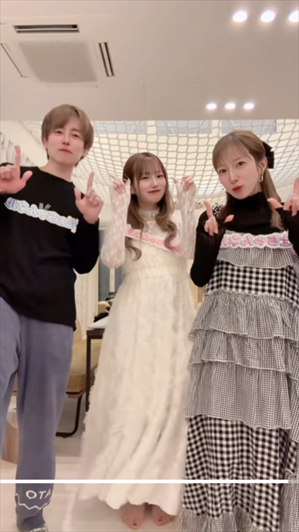 辻希美の17歳娘、両親と「LOVEマシーン」ダンス　仲睦まじい投稿に「いいね！」多数集まる